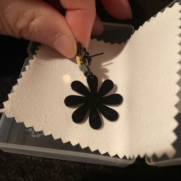 ✨Sutrugs Daisy Black & Gold Tone Post Earrings✨ NIB - Picture 4 of 6